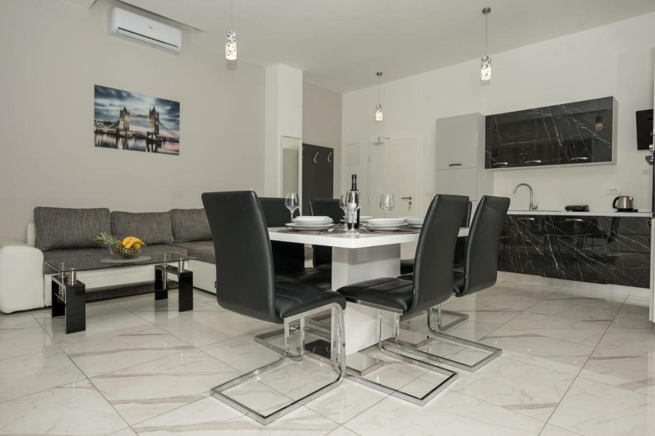 Luxury Golden Dreams Apartment
